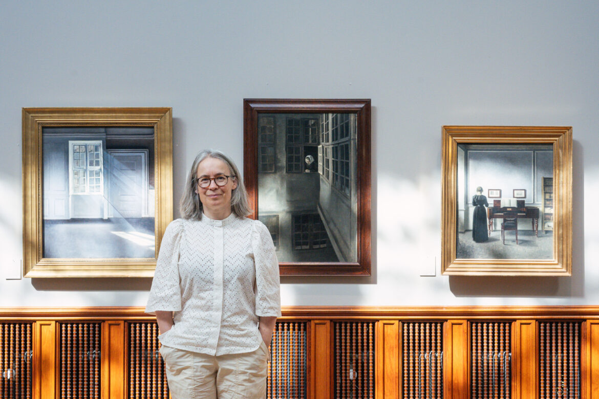Museumsdirektør Gertrud Oelsner ved nyerhvervet Hammershøi. Foto: Mads Dobel