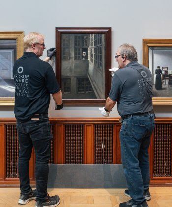 Nyt maleri af Hammershøi bliver ophængt. Foto: Mads Dobel