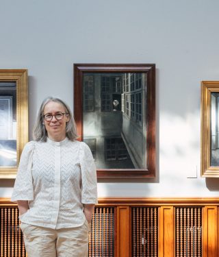 Museumsdirektør Gertrud Oelsner ved nyerhvervet Hammershøi. Foto: Mads Dobel