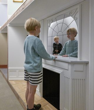 Randi & Katrine, Villapük, børn ved spejl, foto Paul Skovbakke