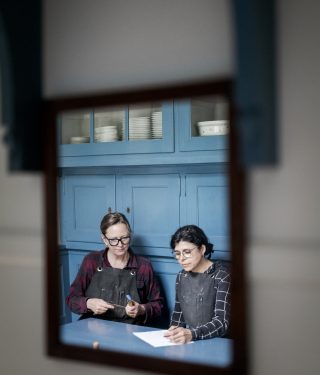 Randi & Katrine i anretterkøkkenet i herskabshjemmet på Ordrupgaard. Fotograf Paul Skovbakke Randi & Katrine i anretterkøkkenet i herskabshjemmet på Ordrupgaard. Fotograf Paul Skovbakke